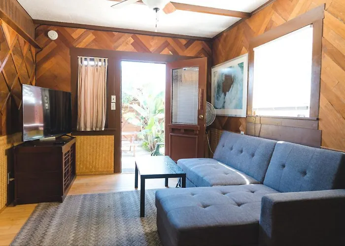 Bungalow 1 Block Walk To The Beach